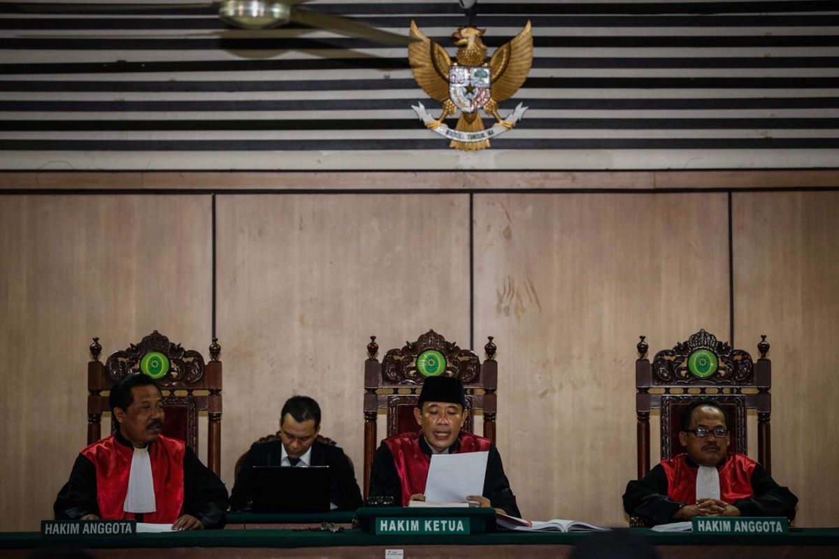 Suasana sidang Peninjauan Kembali (PK) vonis dua tahun penjara terhadap Ahok di Pengadilan Negeri Jakarta Utara, Jakarta, Senin (26/2/2018). Dalam persidangan tersebut majelis hakim telah memeriksa bukti baru atau novum yang diberikan tim kuasa hukum, dan majelis hakim tidak langsung memutuskan permohonan PK Ahok diterima atau ditolak, namun Keputusan akhir akan dilakukan Mahkamah Agung.