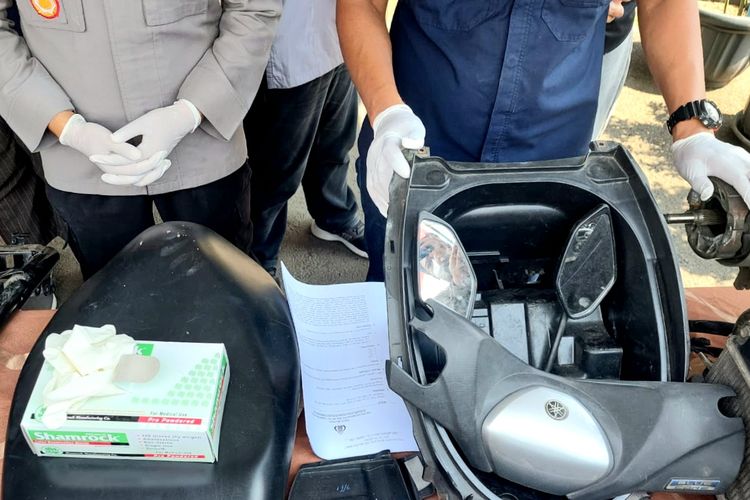 Polsek Palmerah menunjukan barang bukti onderdil sepeda motor yang bekas motor yang dicuri R di Palmerah, Jakarta Barat, Jumat (15/7/2022).