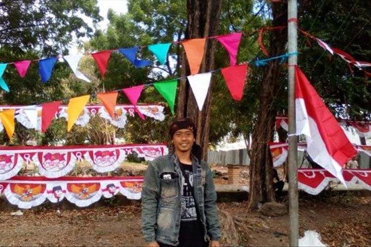 Foto : Ari Ramdan (30), pria asal Garut, Jawa Barat menjual bendera di Maumere, Kabupaten Sikka, Flores, NTT, Kamis (15/8/2019).