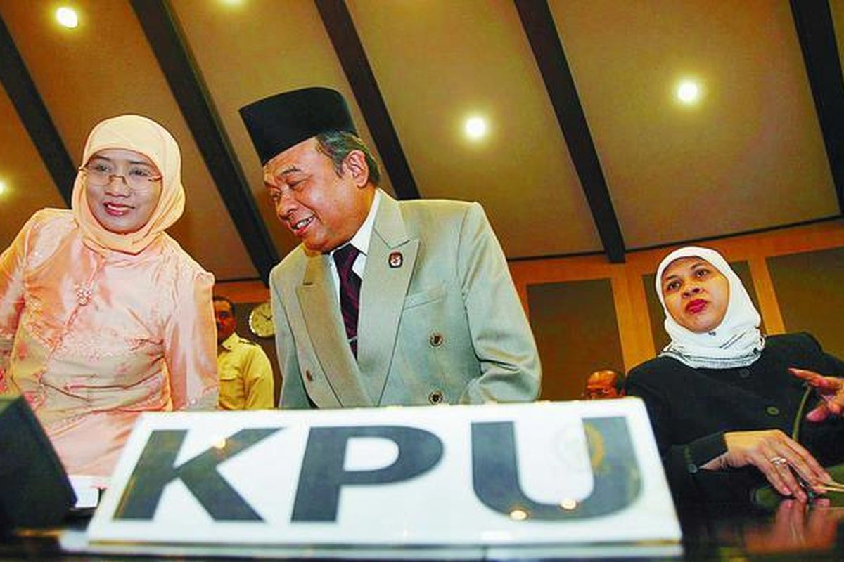 Ketua Komisi Pemilihan Umum (KPU) Abdul Hafiz Anshary (tengah) didampingi anggota KPU, Andi Nurpati (kiri) serta Endang Sulastri