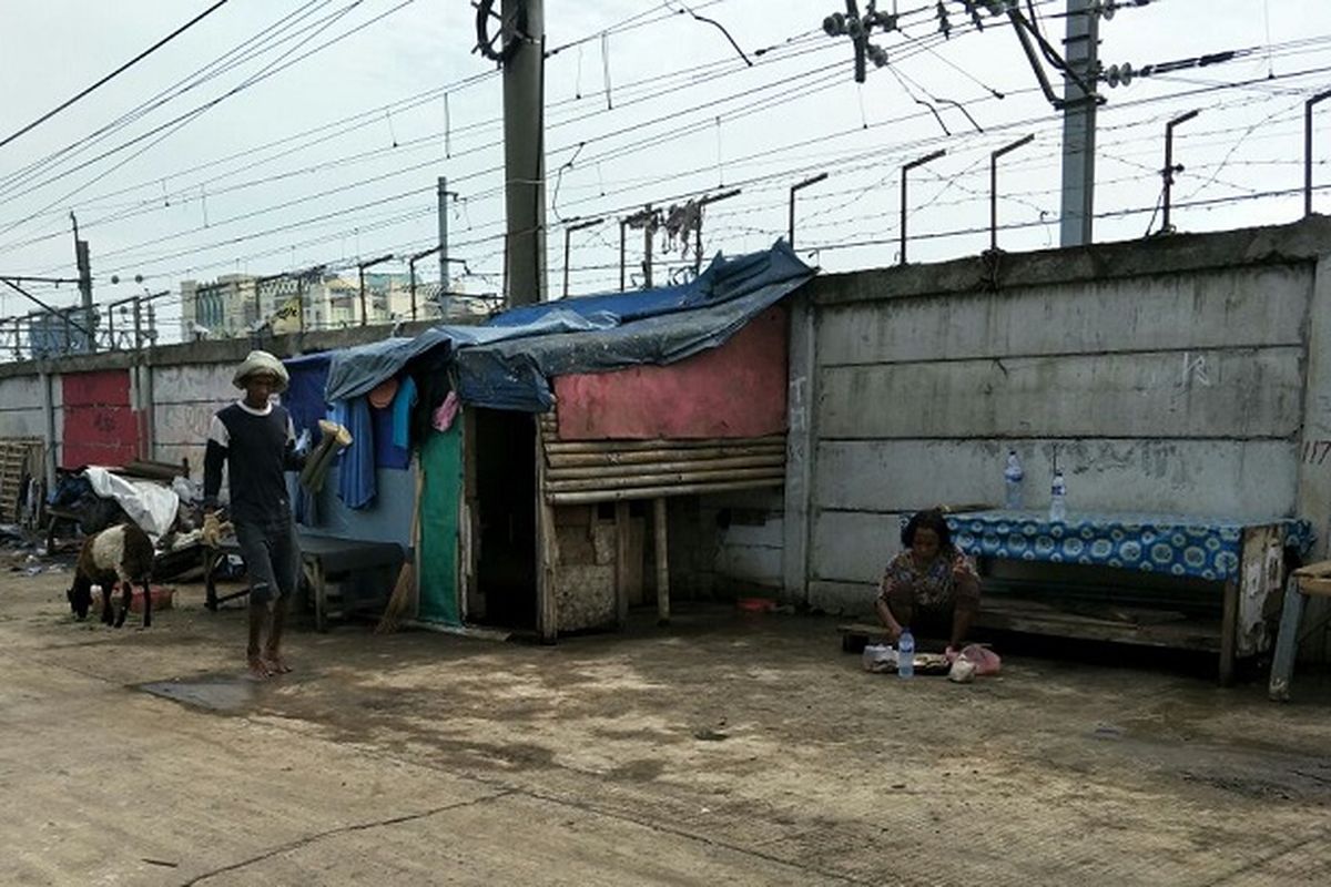 Warga jalan Inspeksi, Tanah Abang, Jakarta Pusat melakukan aktivitas seperti biasa, Senin (13/11/2017) walau ada penertiban bangunan liar di tempat itu.