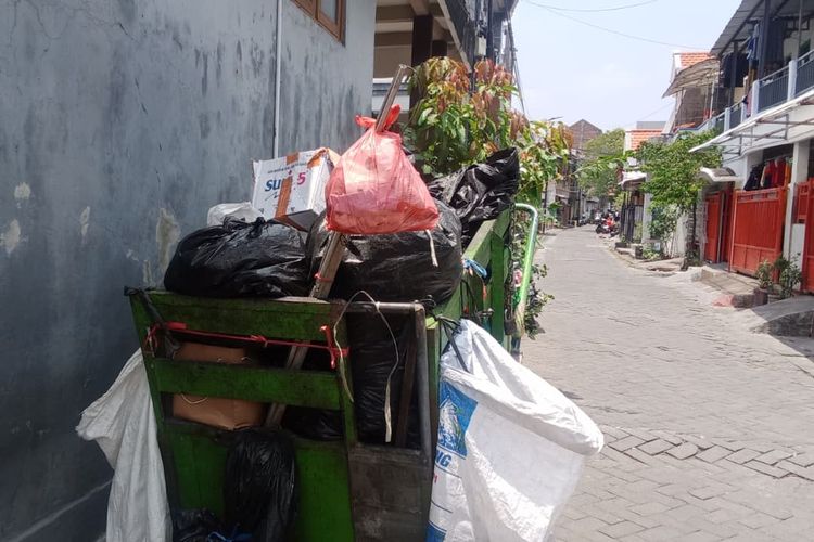 Gerobak dorong milik Pak Markan yang berisi sampah dari jalanan yang telah dipilah dan dikelompokkan di wadah kresek atau karung tertentu.