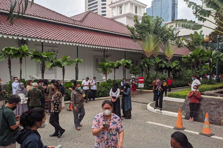 Para pegawai Pemprov DKI Jakarta berhamburan keluar gedung saat gempa bumi terjadi pukul 16.05 WIB, Jumat (14/1/2022)