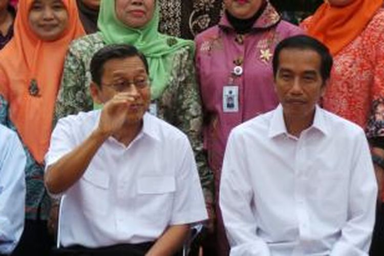 Wakil Presiden RI Boediono (kiri) dan Gubernur DKI Jakarta Joko Widodo saat meninjau SMA Negeri 26 Tebet, Jakarta Selatan.