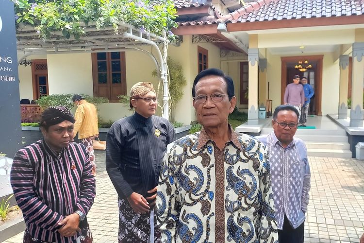 Gubernur DIY, Sri Sultan HB X saat ditemui di Kompleks Kepatihan, Kota Yogyakarta, Kamis (6/4/2023). 