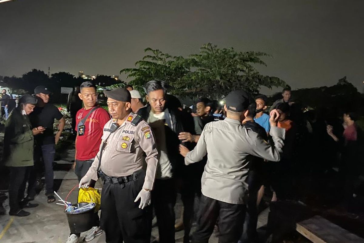 Pengegerebekan di Kampung Boncos, Jakarta Barat pada Jumat (10/3/2023) malam. 