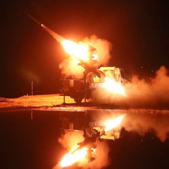 Tentara Iran menembakkan rudal dalam latihan militer di Pantai Makran, Teluk Oman, dekat Selat Hormuz pada 31 Desember 2022.