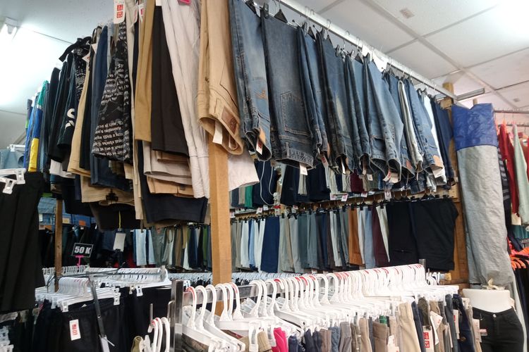 Ada banyak item fesyen bermerek (branded) yang dijual seperti kaos, kemeja, jaket, hoodie, hingga celana dengan harga murah di Metro Atom Pasar Baru.