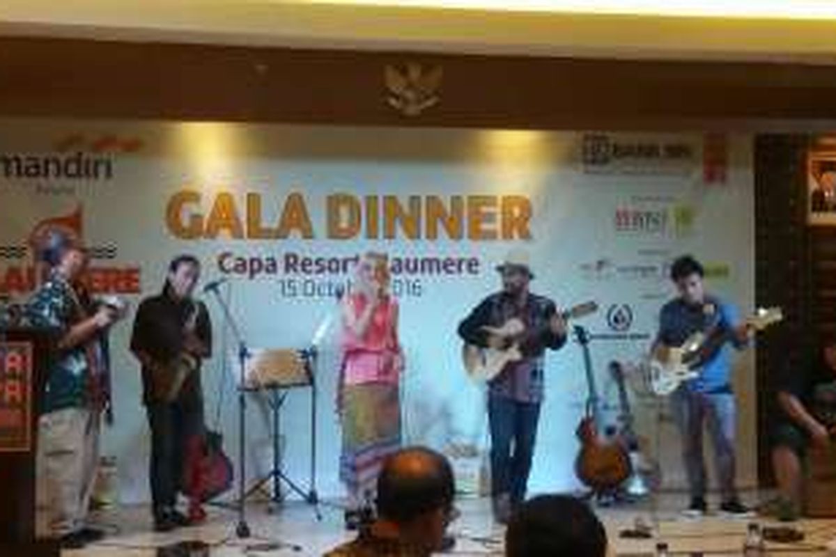 Sejumlah musisi jazz Tanah Air, antara lain Syaharani, Ivan Nestorman, Barry Likumahuwa dan Djaduk Ferianto, tampil menghibur acara Gala Dinner Mandiri Maumere Jazz Fiesta Flores di Capa Resort Maumere, Sabtu (15/10/2016) malam.