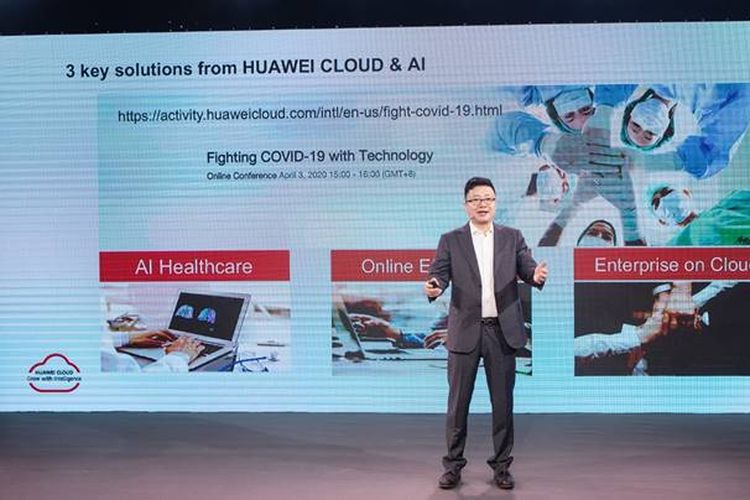 Deng Tao, President of HUAWEI CLOUD Global Market, saat menyampaikan paparan tentang aksi global Huawei Cloud
