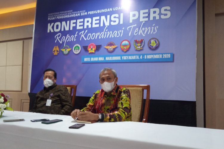 Foto sugihardjo dan heri sudarmadji saat konferensi eprs di hotel Inna Garuda Yogyakarta