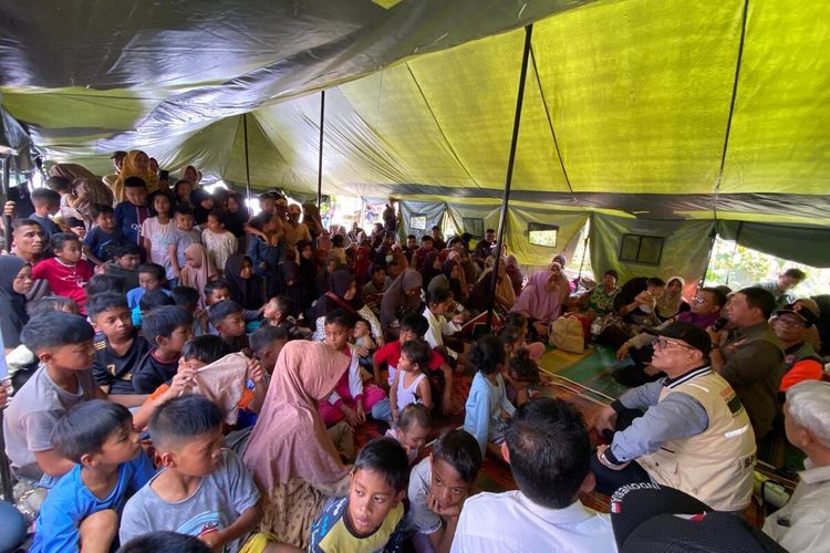 Kepala Badan Nasional Penanggulangan Bencana (BNPB) Republik Indonesia, Letjen TNI Suharyanto dan Bupati Bener Meriah, Tagore Abubakar meninjau langsung lokasi pengungsian korban terdampak gempa bumi Burni Telong di Universitas Syiah Kuala (Unsyiah) , Lampahan, Kecamatan Timang Gajah, Bener Meriah, Rabu, (31/12/2025).