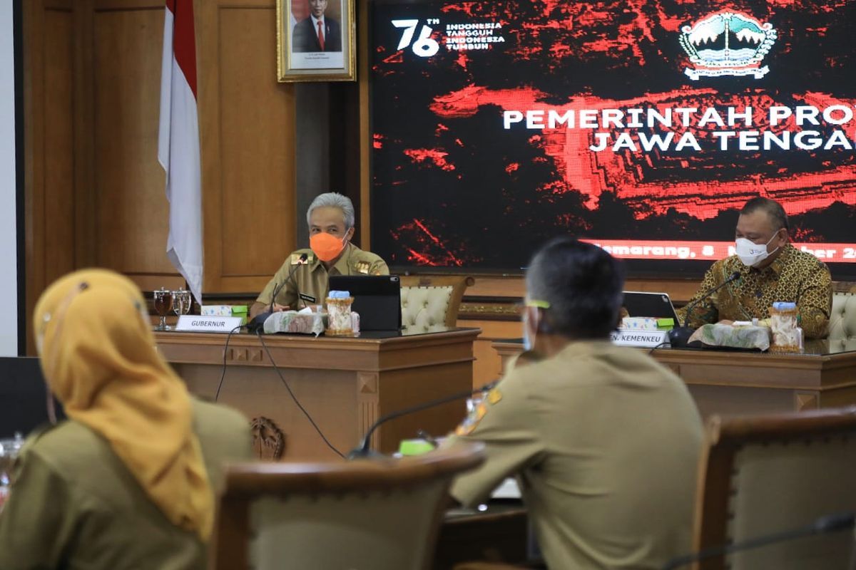 Gubernur Jawa Tengah Ganjar Pranowo menerima kunjungan Inspektur Jenderal (Irjen) Kementerian Keuangan (Kemenkeu) Awan Nurmawan Nuh dan rombongan dari Kementerian Keuangan di Kantor Gubernur Jawa Tengah, Senin (8/10/2021). 