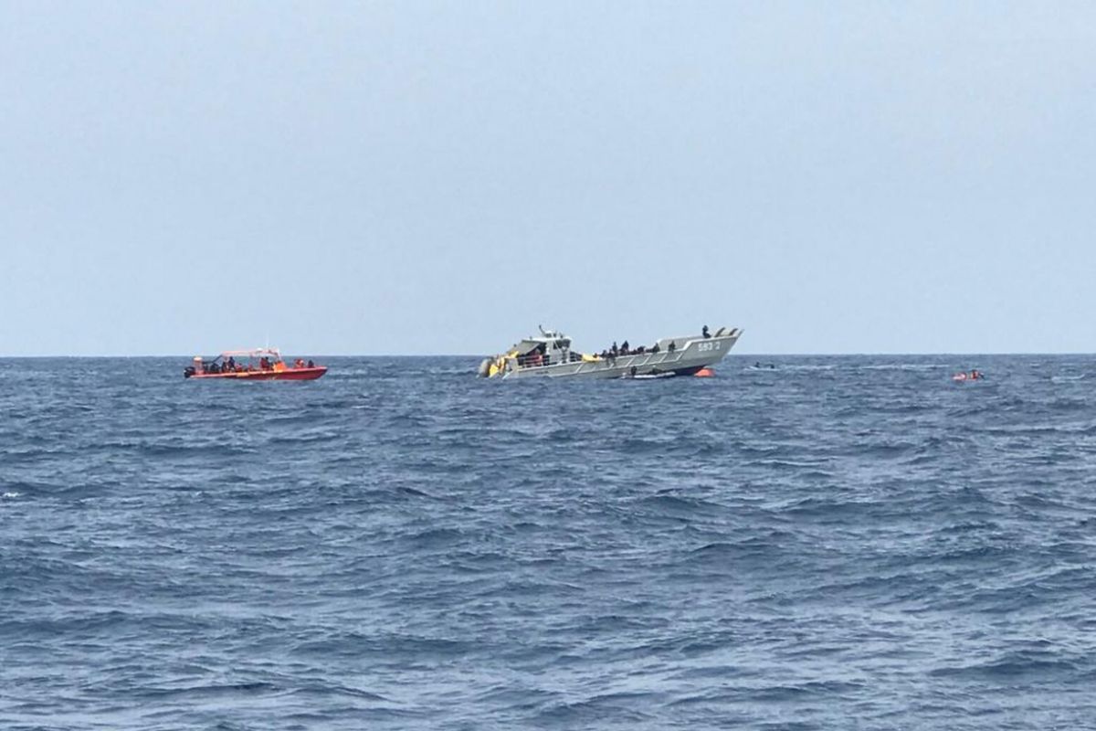 Beberapa kapal karet, kapal milik Basarnas, KRI milik TNI AL, hingga helikopter, terlihat di lokasi pencarian pesawat Lion Air PK-LQP di sekitar Tanjung Pakis, Jawa Barat, Jumat (2/11/2018). 