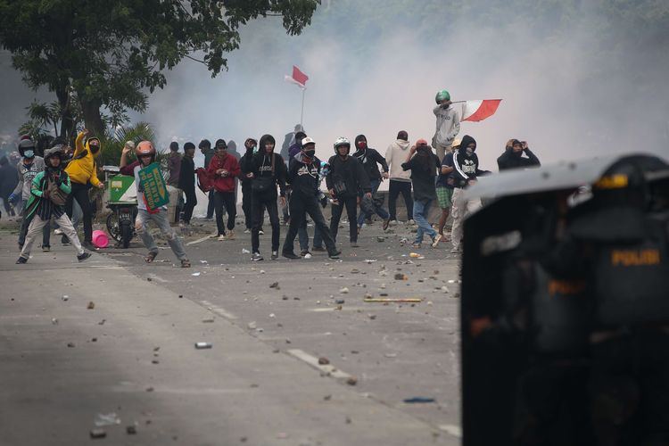 Kericuhan terjadi saat demonstrasi menolak UU Cipta Kerja di kawasan Istana Negara, Jakarta, Kamis (8/10/2020).