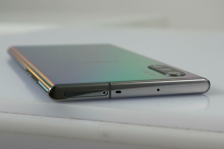 Sisi atas Galaxy Note 10 dipakai untuk menempatkan slot simcard dan microSD (khusus Galaxy Note 10 Plus).