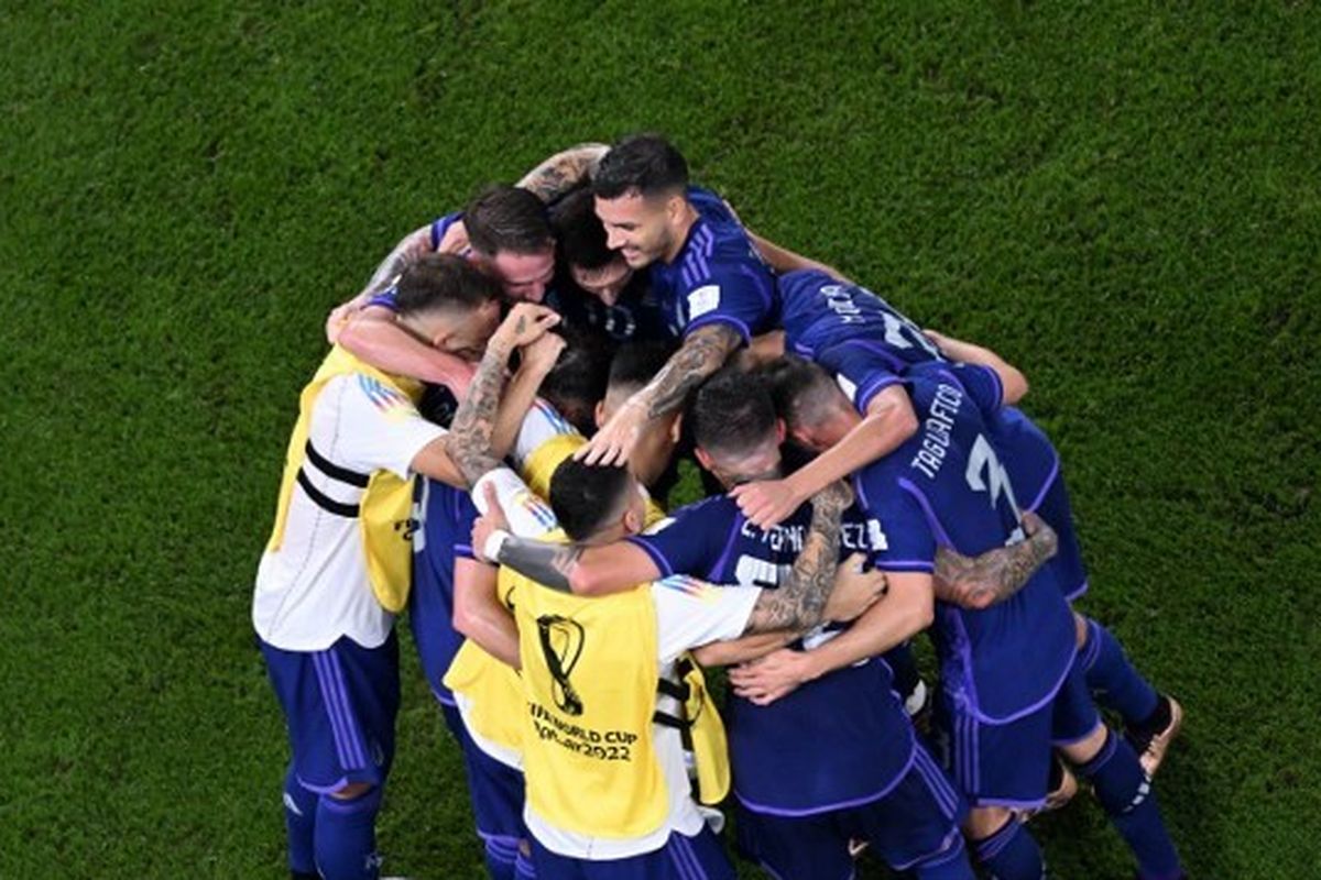 Skuad Argentina merayakan keberhasilannya lolos ke 16 besar Piala Dunia 2022 Qatar. Timnas Argentina dipastikan lolos seusai menang 2-0 pada matchday terakhir fase grup kontra Polandia, Kamis (1/12/2022) dini hari WIB.