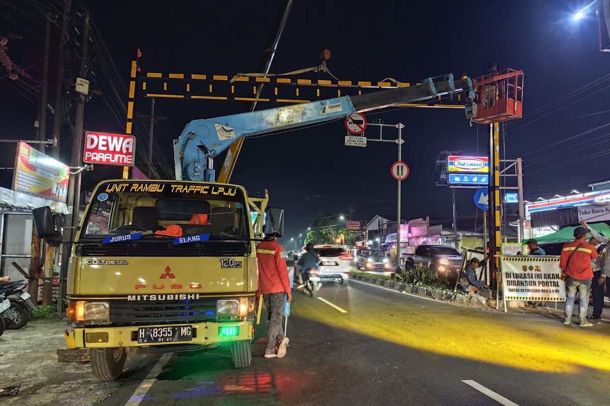Pemerintah Kota (Pemkot) Semarang resmi memasang portal pembatas kendaraan berat berbasis sistem katrol untuk memperkuat upaya pencegahan kecelakaan di turunan Silayur di ujung Jalan Mochamad Ichsan, Kelurahan Wates, Semarang, Minggu (26/4/2026) malam.
