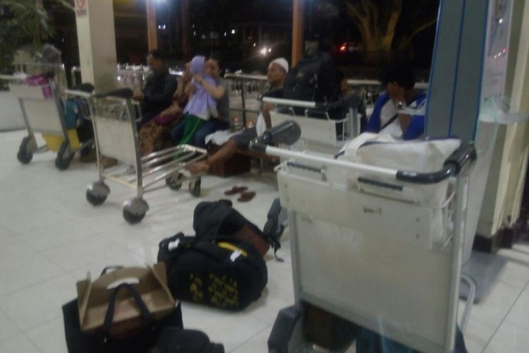 Sejumlah penumpang menunggu jadwal penerbangan di Bandara Adisucipto Yogyakarta menuju Bandara Internasional Lombok, Senin (27/11) malam.