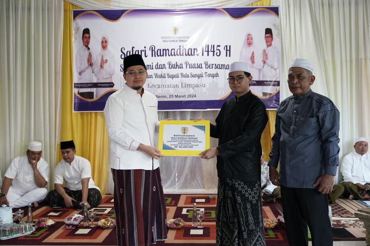 Bupati Hulu Sungai Tengah (HST) Aulia Oktafiandi memberikan bantuan bahan makanan untuk anak-anak Pondok Pesantren Subulussalam dengan nilai total bantuan sebesar Rp 184.690.000 pada kegiatan Safari Ramadhan di Masjid Darul Muttaqin, Desa Pauh, Kecamatan Limpasu, Senin (25/3/2024). 