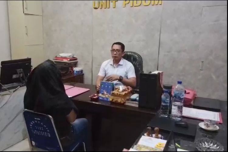 Perempuan berinisial YN saat hendak diperiksa tim penyidik Satreskrim Polres Ponorogo dalam kasus perampokan perhiasan milik Kasmirah pemilik Hotel Harmoni yang berada di kawasan wisata Telaga Ngebel, Kabupaten Ponorogo, Jawa Timur, Selasa (7/11/2023).