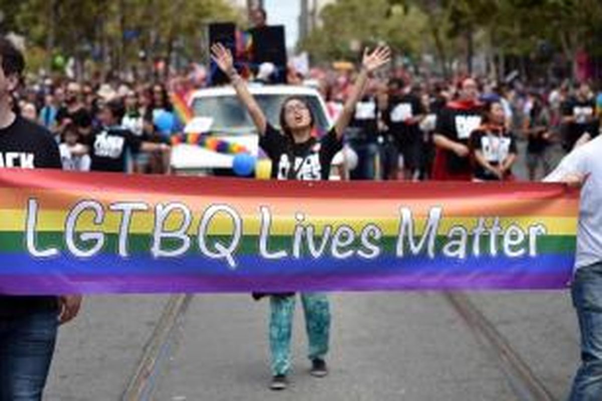 Warga mengikuti Gay Pride Parade di San Francisco, California, 28 Juni 2015, dua hari setelah Mahkamah Agung Amerika Serikat melegalkan pernikahan sesama jenis di 50 negara bagian.