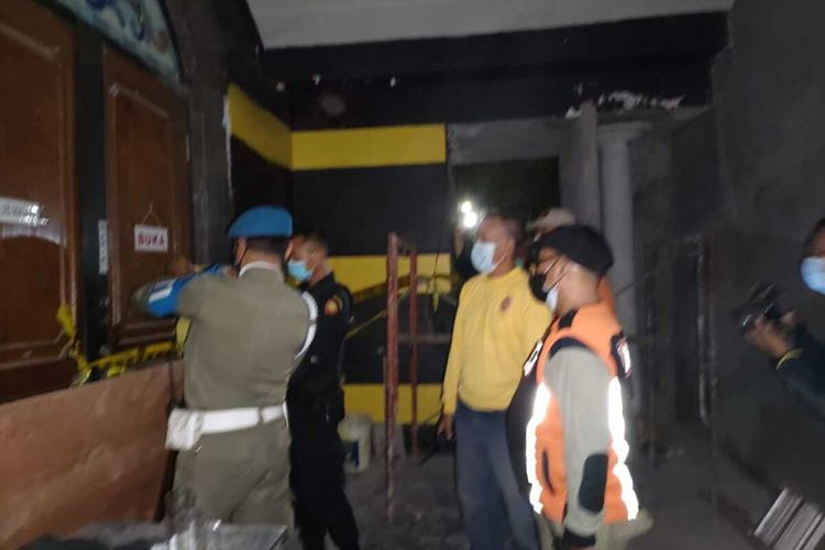 Petugas gabungan dari Satpol PP bersama jajaran BPB Linmas Kota Surabaya melakukan penyegelan terhadap salah satu Rumah Hiburan Umum (RHU) di kawasan Jalan Kalibokor, Sabtu (4/9/2021) malam.