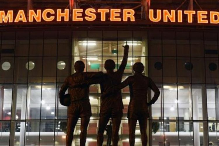 Tiga patung legenda Manchester United, George Best, Dennis Law, dan Bobby Charlton, yang berada di depan Stadion Old Trafford, Manchester.