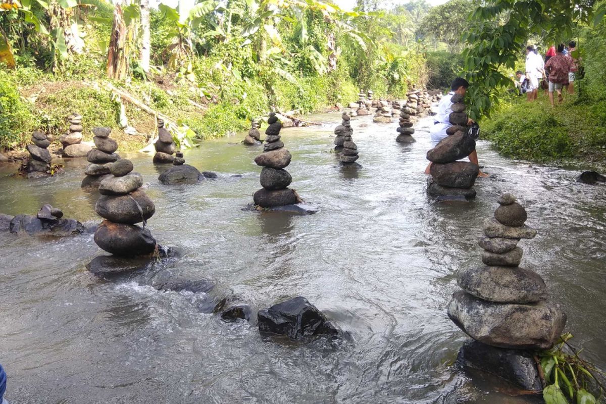 Puluhan batu bertumpuk di aliran Sungai Cibojong, Desa Jayabakti, Kecamatan Cidahu, Sukabumi, Jawa Barat. Foto diambil Jumat (2/2/2018).  