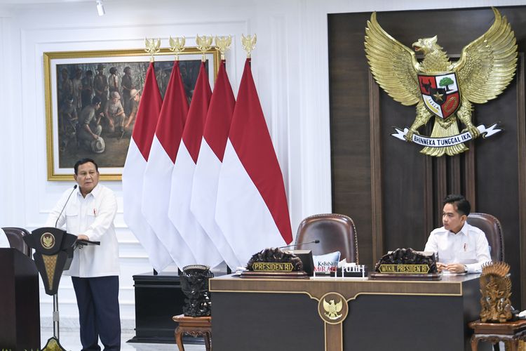 Presiden Prabowo Subianto (kiri) disaksikan Wakil Presiden Gibran Rakabuming Raka memberikan arahan saat memimpin sidang kabinet paripurna di Kantor Presiden, Jakarta, Rabu (22/1/2025). Dalam sidang kabinet paripurna tersebut Presiden Prabowo Subianto memuji kinerja Kabinet Merah Putih yang telah bekerja selama tiga bulan. ANTARA FOTO/Hafidz Mubarak A/foc.