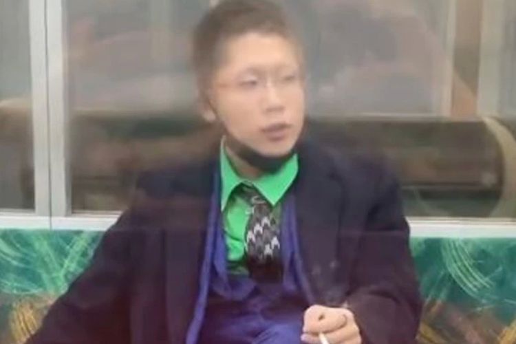 Pria berpakaian 'Joker' diduga pelaku penusukan di kereta Tokyo dan melukai 17 orang terekam kamera duduk santai duduk sambil merokok sebelum dia ditahan oleh polisi.