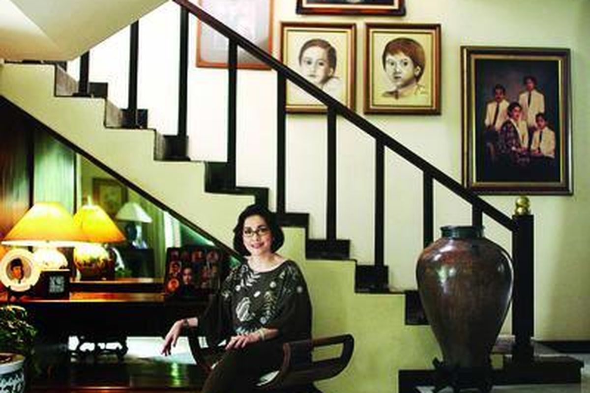 Inilah sudut kesayangan Widyawati. Di situ, ia memajang foto Bung Karno dan foto-foto keluarga serta lukisan kedua anaknya, Romy dan Roma, yang ia buat sendiri.