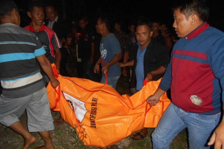 Aparat dan warga mengangkat jenazah Yadi yang ditemukan tenggelam di sungai Turut, Desa Karangan, Kecamatan Badegan, Kabupaten Ponorogo, Jawa Timur, Minggu ( 7/5/2017) malam. 
