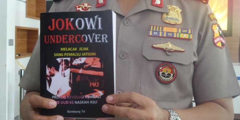 Buku Jokowi Undercover yang ditulis Bambang Tri Mulyono dipamerkan di kompleks Mabes Polri, Jakarta, Selasa (3/1/2017). Buku ini dianggap melanggar hukum karena berisi hal-hal yang sifatnya penyebaran kebencian, diskriminatif terhadap etnis tertentu, dan penghinaan terhadap presiden Joko Widodo. 