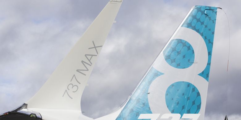 Ekor dan sayap pesawat generasi terbaru Boeing 737 MAX 8 mendarat di Boeing Field seusai menyelesaikan terbang pertamanya di Seattle Washington, Amerika Serikat, 29 Januari 2016. Pesawat ini merupakan seri terbaru dan populer dengan fitur mesin hemat bahan bakar dan desain sayap yang diperbaharui.