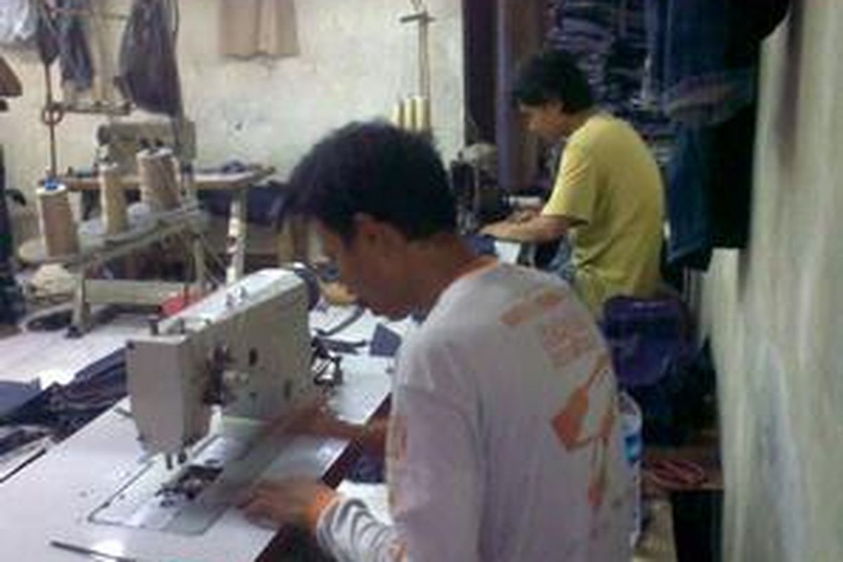 Para pekerja usaha industri konveksi rumahan di kawasan Kebon Kacang, Jakarta Pusat.