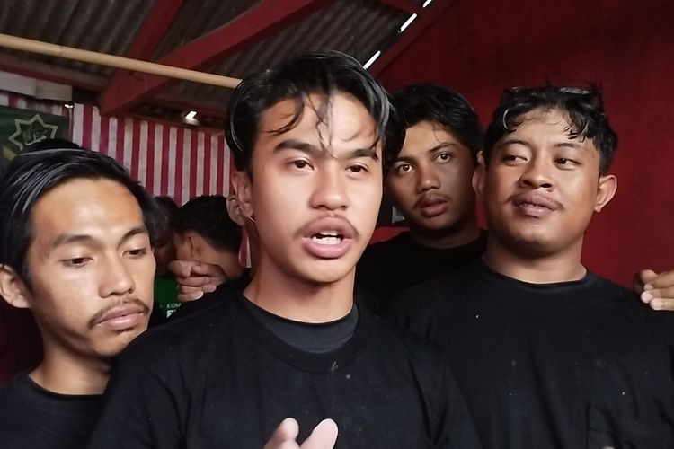 Tiktoker Pandawara saat diwawancarai wartawan di Pantai Sukaraja, Bandar Lampung, Senin (10/7/2023).
