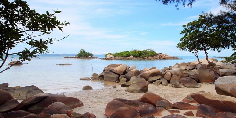 Bebatuan di Pantai Tanjung Krasak, Kabupaten Bangka Selatan, Provinsi Bangka Belitung.