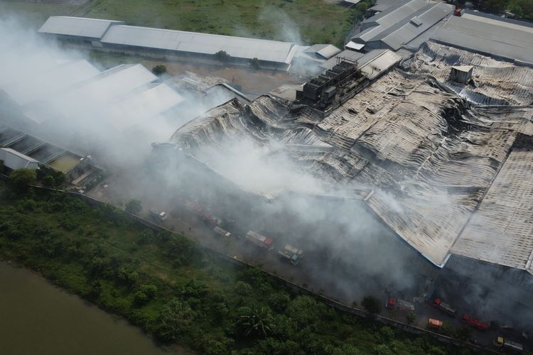 Kebakaran PT Dua Putra Pati Belum Padam Setelah 9 Jam, Dua Titik Api Masih Berkobar