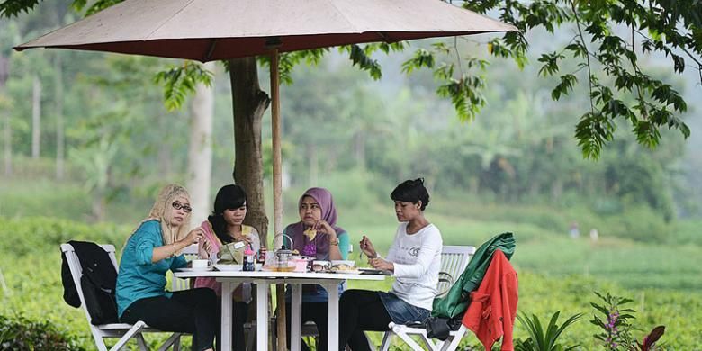 Suasana sejuk dengan dikelilingi kebun teh menjadi daya tarik tersendiri bagi pengunjung yang berwisata kuliner di Ndoro Donker, Kabupaten Karanganyar, Jawa Tengah, Minggu (11/5/2014).