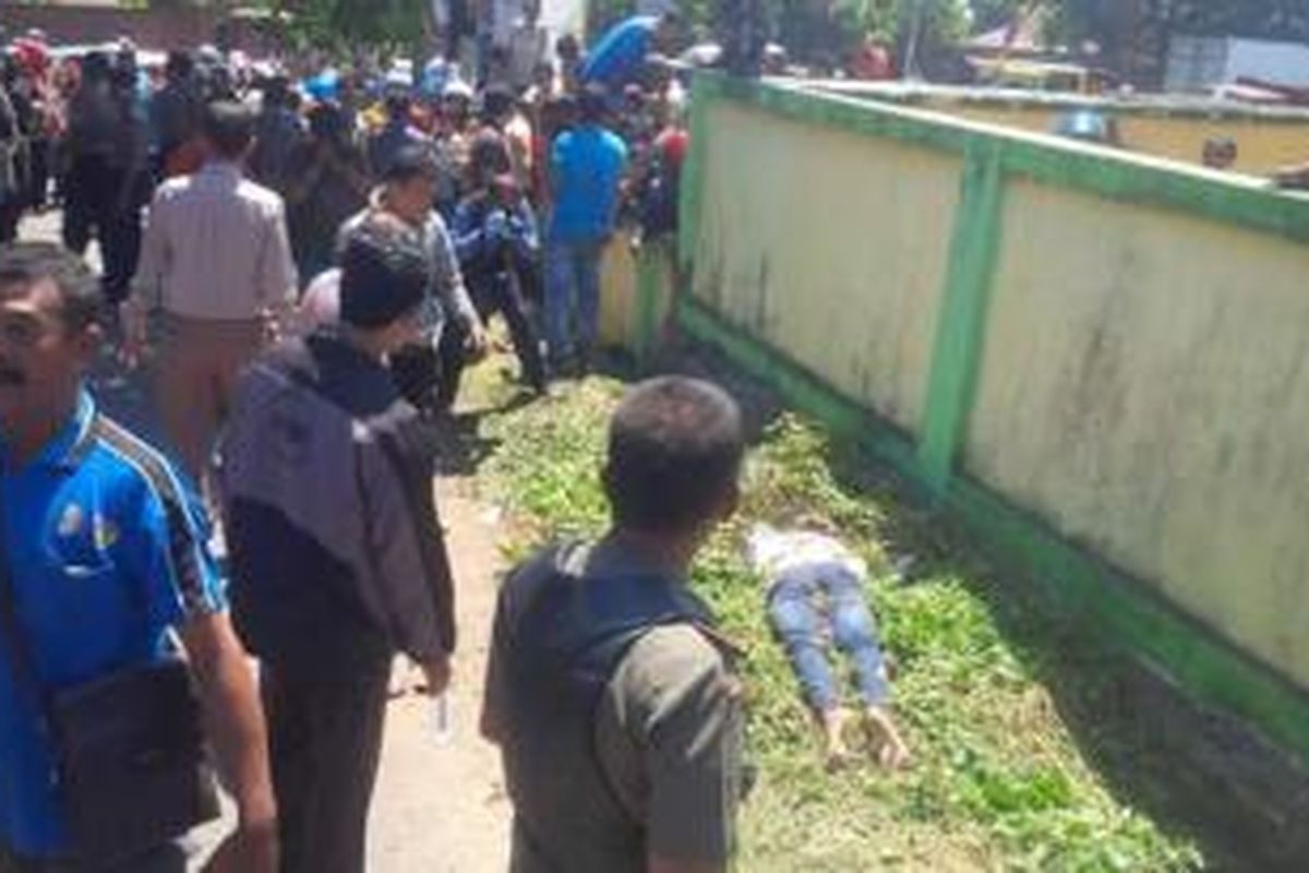 Warga Kabupaten Wajo, Sulawesi Selatan geger atas penemuan mayat wanita tanpa idenditas di pinggir jalan raya setempat sebelum akhirnya identitas, motif dan pelaku berhasil dibekuk polisi. Selasa, (18/08/2015).
