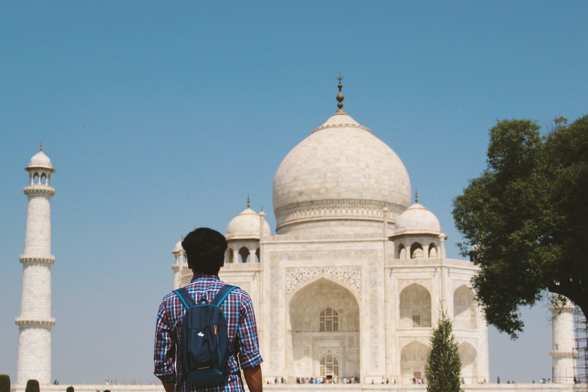 Ilustrasi wisatawan - Seorang wisatawan di Taj Mahal India (Photo by Arash Bal on Unsplash).