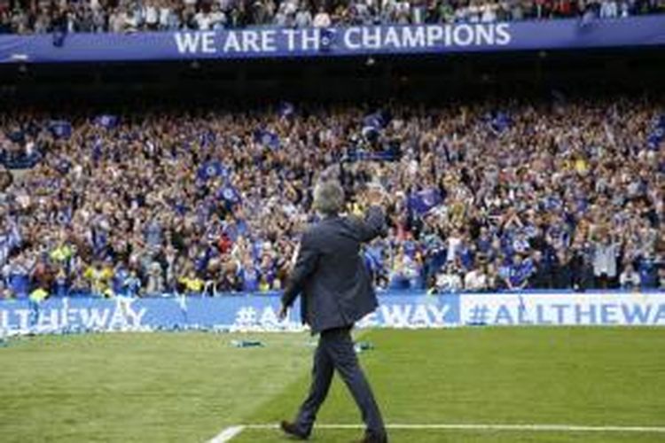 Manajer Chelsea, Jose Mourinho, di tengah perayaan gelar juara Premier League 2014-15 di Stamford Bridge, Minggu (24/5/2015). 