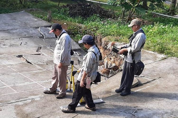 Tim dari Pusat Vulkanologi dan Mitigasi Bencana Geologi (PVMBG) Bandung saat melakukan penelitian terhadap kondisi tanah amblas di Desa Sila, Kecamatan Nusalaut, Kabupaten Maluku Tengah pada Minggu (17/11/2019)