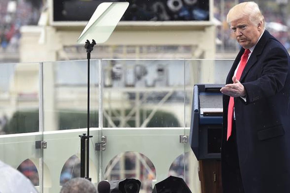 Presiden terpilih AS Donald Trump menyampaikan ungkapan terima kasih kepada mantan presiden Barack Obama dalam upacara pelantikan di Capitol AS, Washington DC, Jumat (20/1/2017). Prosesi pelantikan Trump dan Mike Pence selaku presiden dan wakil presiden terpilih AS berlangsung panjang. Serangkaian acara digelar mulai 19-21 Januari.