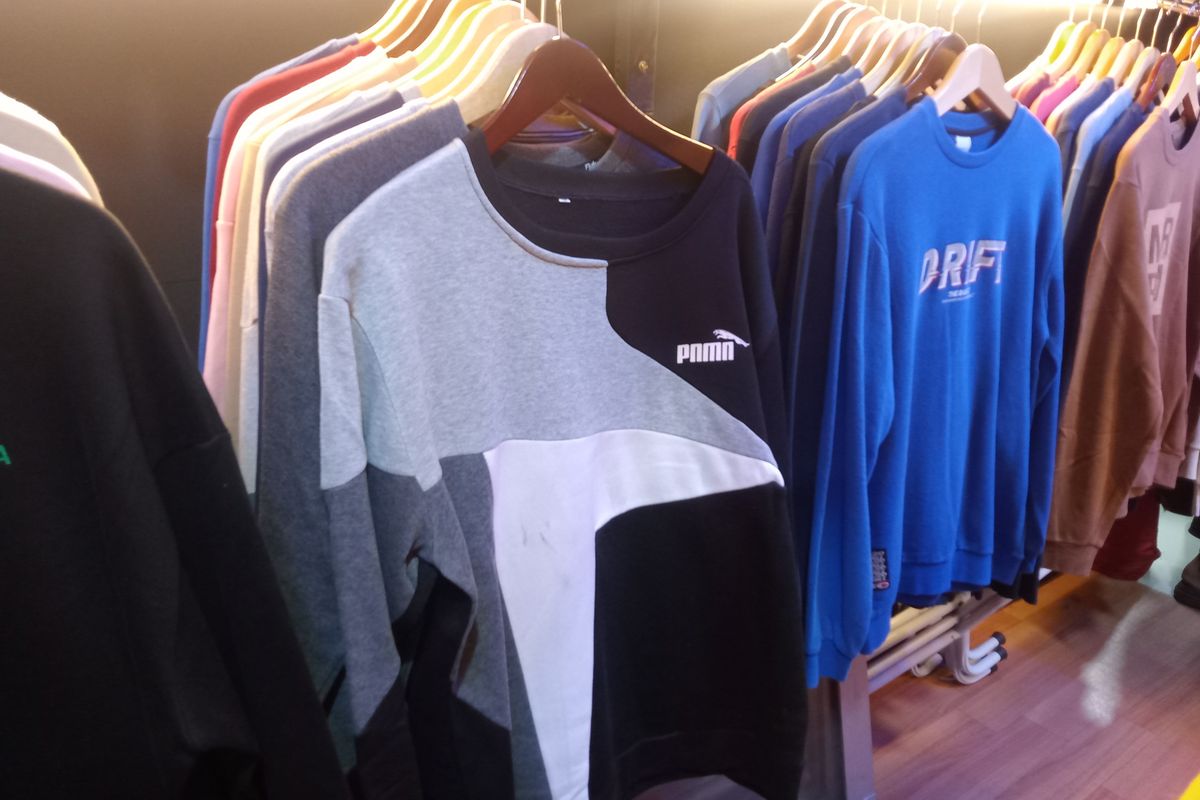 Pilihan hoodie bermerek yang dijual di kios thrifting di Metro Atom Pasar Baru, Jakarta Pusat.
