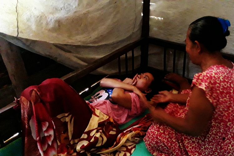 Anita hanya bisa berbaring karena gangguan jiwa dan kondisinya kini lemas setelah bertahun tahun dipasung, di rumahnya di Desa Lare-lare, Kecamatan Bua, Kabupaten Luwu, Sulawesi Selatan, Kamis (28/11/2019). 
