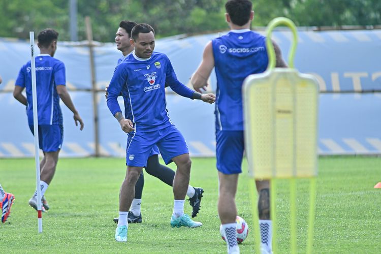 Latihan perdana Saddil Ramdani bersama Persib Bandung dalam masa pramusim Liga 1 2025-2026, Senin (30/6/2025) di lapangan pendamping Stadion Gelora Bandung Lautan Api (GBLA). 