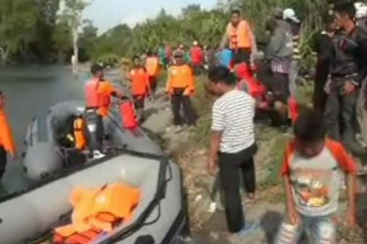 Komang Arimbawa (29 tahu) warga Donggala yang tengah mencari ikan di muara sungai pedanda Pasang kayu mamuju utara terseret arus sungai sejak jumat kemarin.