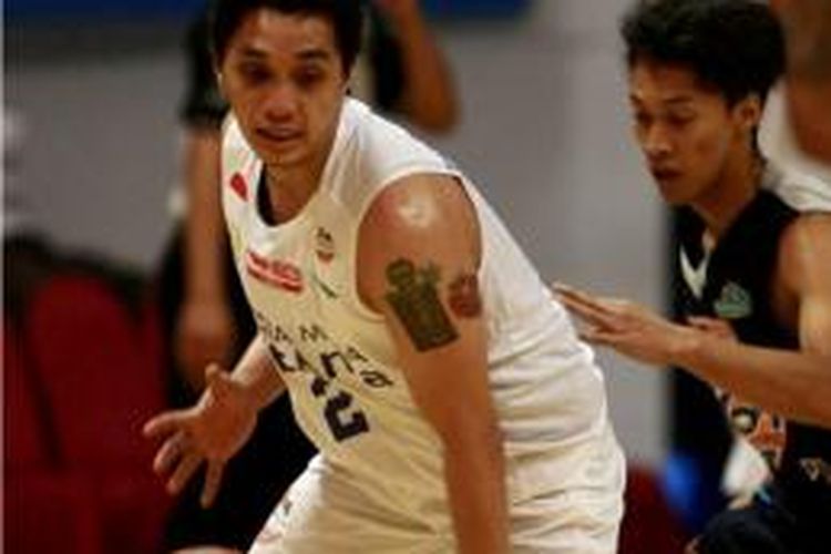 Pemain Satria Muda BritAma Jakarta, Firdaus Achmad (kiri) membawa bola melewati pemain Satya Wacana Metro LBC Bandung, di DBL Arena Surabaya, Jumat (27/9/2013).